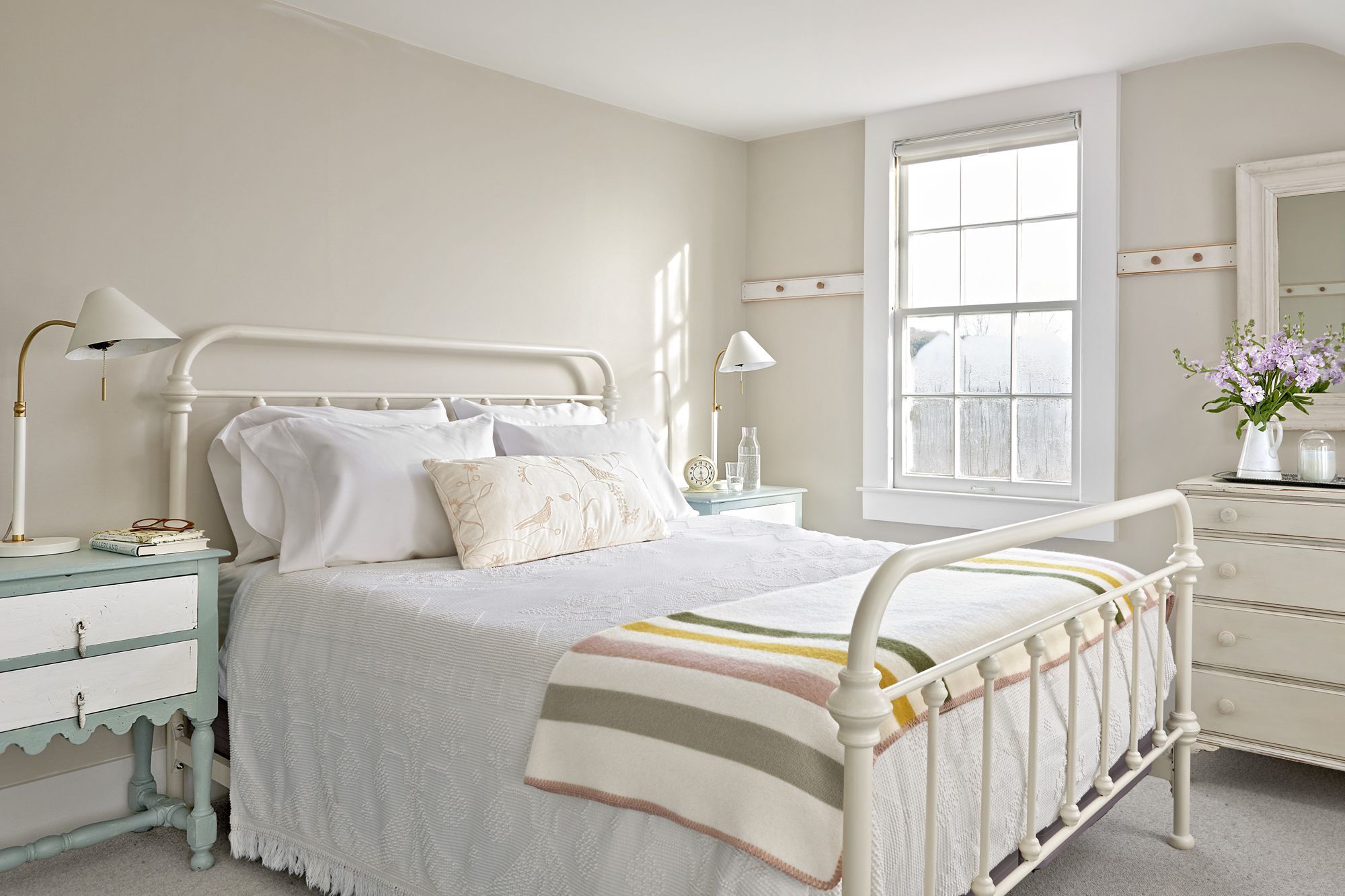 warm white color bedroom ideas 1